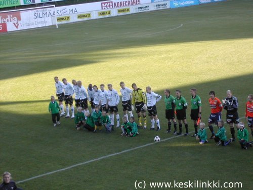 Joukkueet alkuesittelyssä AC Allianssi - FC Haka-ottelussa 21.8.2005