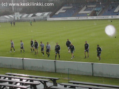 FC Haka - AC Allianssi-ottelun alkuverryttelyä sadesäässä II