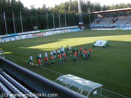 Joukkueet tulossa kentälle AC Allianssi - FC Haka-ottelussa 21.8.2005