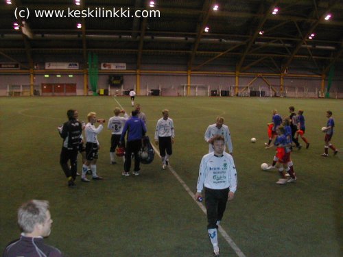 Hakan pelaajat poistumassa kent&auml;lt&auml;