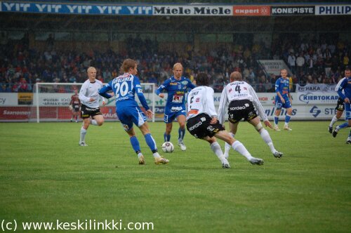 Mikko Kav&eacute;n, Jani Kauppila, Juska Savolainen, Mathias Lindstr&ouml;m, Harri Yl&ouml;nen, Jarkko Okkonen, Jarkko Wiss, Nebi Mustafi ja tunnistamaton Unitedin pelaaja