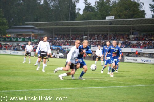 Pallo karkaa yli p&auml;&auml;tyrajan