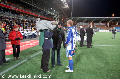 Petri Oravainen kentällä median haastattelussa vuoden 2008 Suomen Cupin finaalissa