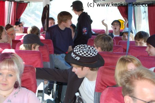 Hakapeliitta-kannattajaryhm&auml; matkalla Anjalankoskelle