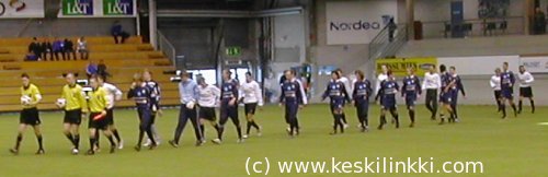 Joukkueet marssivat kent&auml;lle