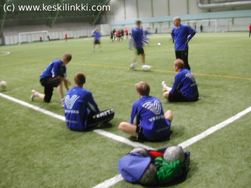 FC H&auml;meenlinna venyttelee