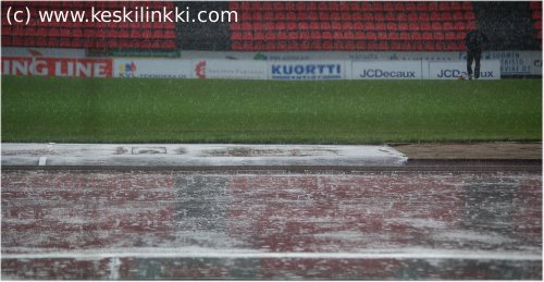 Toni Lehtinen pime&auml;ll&auml; sateisella kent&auml;ll&auml;