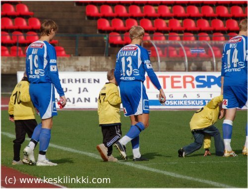 Tampere Unitedin pelaajia saattajineen