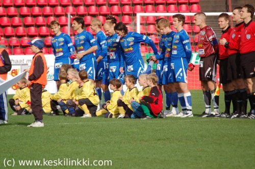 Lippuairuet, Tampere Unitedin pelaajat saattajineen ja tuomarit