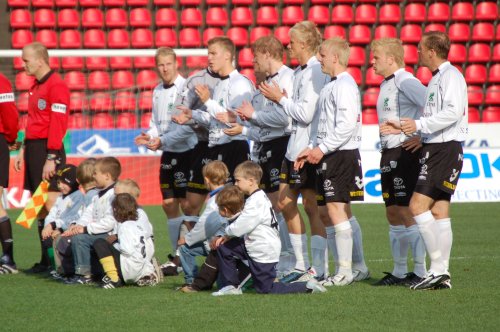 FC Hakan pelaajat saattajineen.