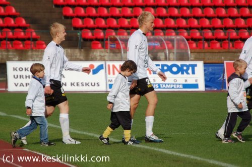 Hakan pelaajia saattajineen